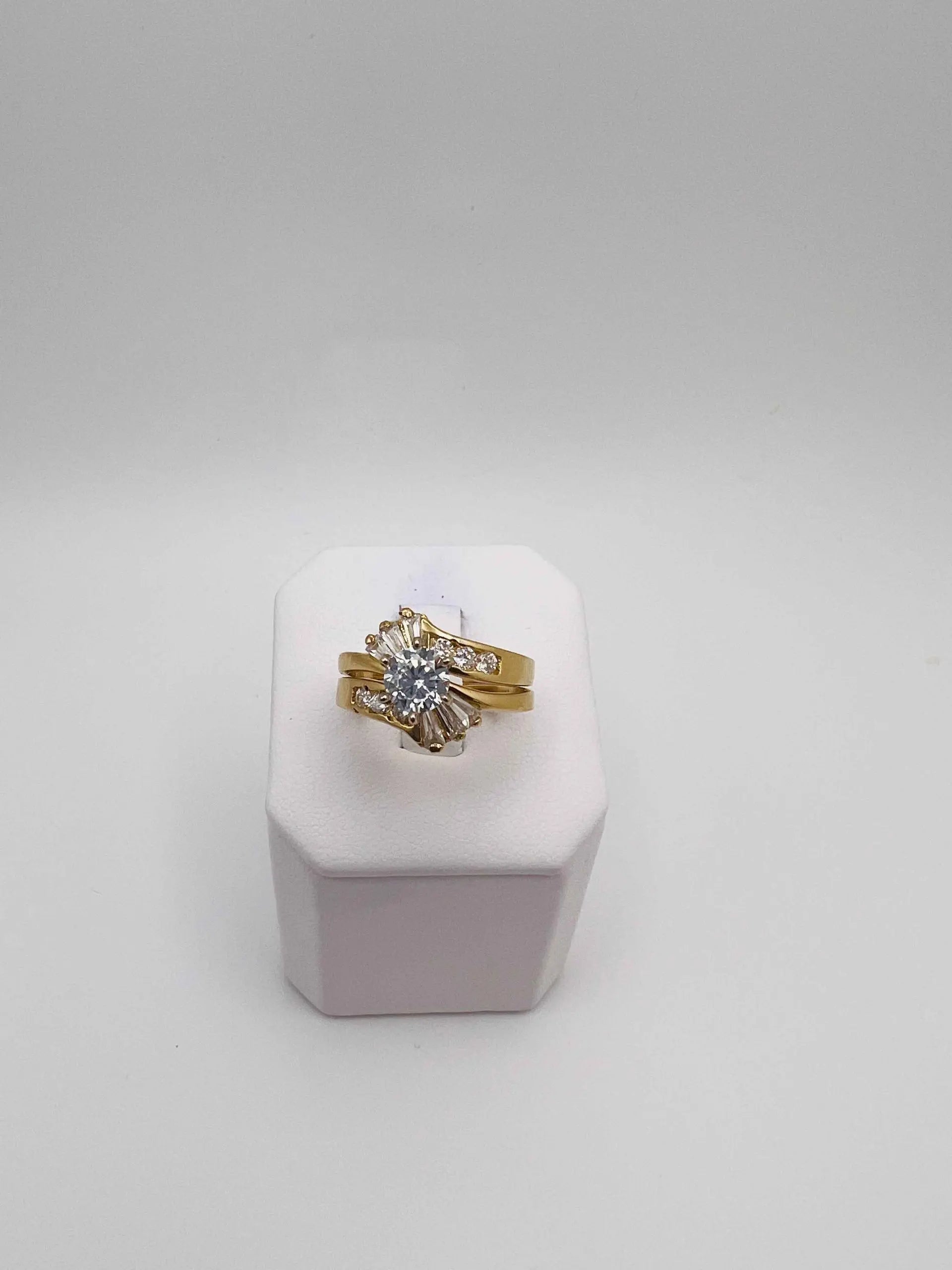 Women’s engagement ring in 10KT